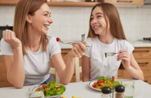 Η διατροφή στην εφηβεία: Τι πρέπει να περιλαμβάνει και τι να προσέξετε