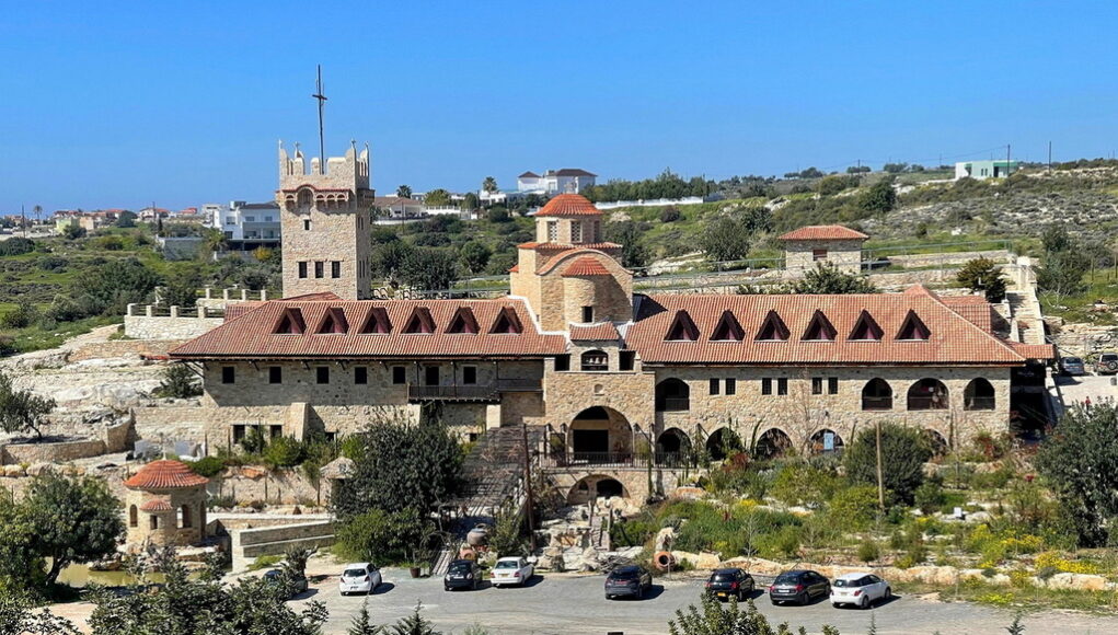 Road Trip &sigma;&tau;&eta; &Lambda;&epsilon;&mu;&epsilon;&sigma;ό: &Mu;&iota;&alpha; &mu;&omicron;&nu;&omicron;ή&mu;&epsilon;&rho;&eta; &epsilon;&kappa;&delta;&rho;&omicron;&mu;ή &pi;&omicron;&upsilon; &sigma;&upsilon;&nu;&delta;&upsilon;ά&zeta;&epsilon;&iota; &iota;&sigma;&tau;&omicron;&rho;ί&alpha;, &phi;ύ&sigma;&eta; &kappa;&alpha;&iota; &theta;ά&lambda;&alpha;&sigma;&sigma;&alpha;