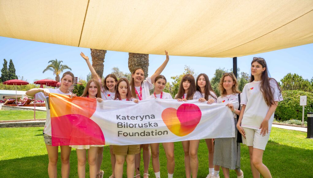 FEM Camp: &Pi;ώ&sigmaf; έ&nu;&alpha; &pi;&rho;ό&gamma;&rho;&alpha;&mu;&mu;&alpha; &eta;&gamma;&epsilon;&sigma;ί&alpha;&sigmaf; &sigma;&tau;&eta;&nu; &Kappa;ύ&pi;&rho;&omicron; &mu;&epsilon;&tau;&alpha;&tau;&rho;έ&pi;&epsilon;&iota; &tau;&eta;&nu; &kappa;&rho;ί&sigma;&eta; &sigma;&epsilon; &alpha;&upsilon;&tau;&omicron;&pi;&epsilon;&pi;&omicron;ί&theta;&eta;&sigma;&eta; &gamma;&iota;&alpha; έ&phi;&eta;&beta;&epsilon;&sigmaf;