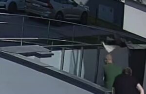 Συγκλονιστικό βίντεο: Τρεις άνδρες έσωσαν 4χρονη που έπεσε από τον 5ο όροφο