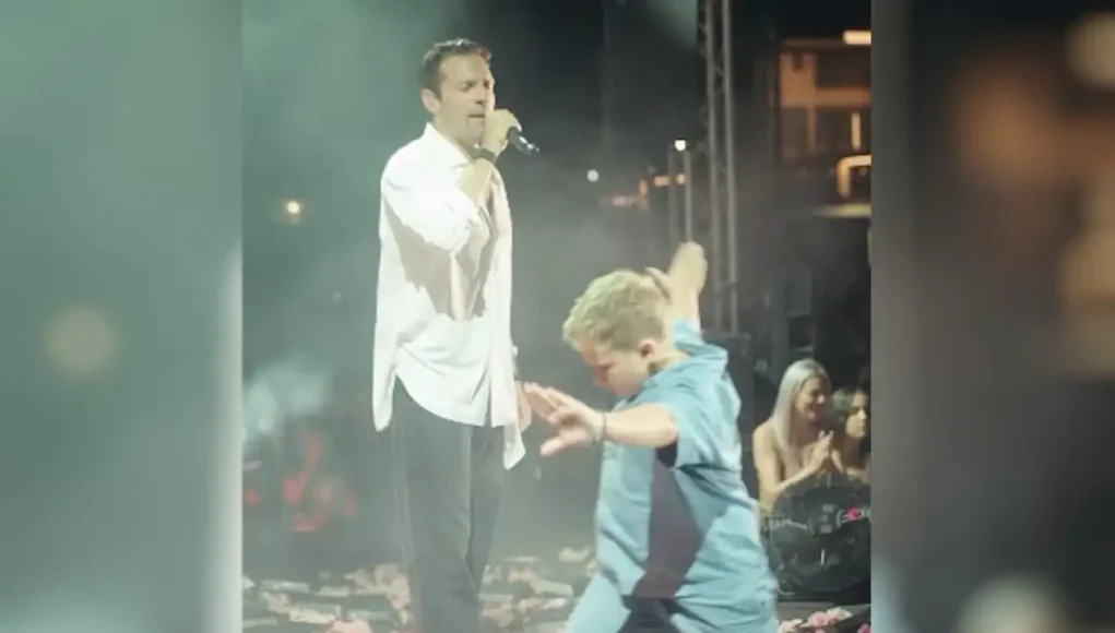 &Eta; viral &sigma;&tau;&iota;&gamma;&mu;ή &sigma;&epsilon; &epsilon;&mu;&phi;ά&nu;&iota;&sigma;ή &tau;&omicron;&upsilon; &sigma;&tau;&eta;&nu; &Kappa;&rho;ή&tau;&eta; &ndash; &Alpha;&gamma;ό&rho;&iota; &alpha;&nu;έ&beta;&eta;&kappa;&epsilon; &sigma;&tau;&eta; &sigma;&kappa;&eta;&nu;ή &kappa;&alpha;&iota; &chi;ό&rho;&epsilon;&psi;&epsilon; &zeta;&epsilon;ϊ&mu;&pi;έ&kappa;&iota;&kappa;&omicron; &mu;&epsilon; &tau;&omicron; &laquo;&Alpha;&theta;ή&nu;&alpha; &mu;&omicron;&upsilon;&raquo;