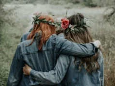 Μεγάλωσες με αδελφή; Η έρευνα δείχνει ότι αυτό μπορεί να σε κάνει πιο ευτυχισμένη
