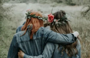 Μεγάλωσες με αδελφή; Η έρευνα δείχνει ότι αυτό μπορεί να σε κάνει πιο ευτυχισμένη