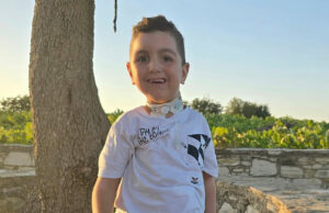 Εφτά χειρουργεία και ένα διαφορετικό καλοκαίρι για τον μικρό Αντώνη – Η ελπίδα για τον νεογνικό έλεγχο της ΝΜΑ