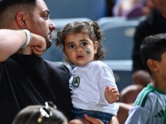 Μπαμπάς και κόρη δημιουργούν τις πιο γλυκές αναμνήσεις στην κερκίδα