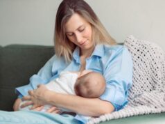 Κοιμάται περισσότερο το μωρό που θηλάζει; Τι αναφέρει νέα μελέτη;