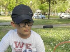 Από τη μάχη για τη ζωή, σημαιοφόρος στην παρέλαση: η συγκινητική ιστορία του μικρού Στέφανου