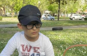 Από τη μάχη για τη ζωή, σημαιοφόρος στην παρέλαση: η συγκινητική ιστορία του μικρού Στέφανου