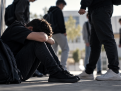 Μεγαλώνουμε παιδιά ή απλώς τα αφήνουμε να μεγαλώνουν;