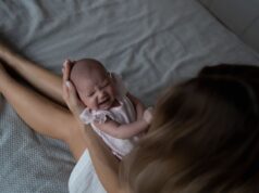 Μετά τη γέννα: Πώς η έλλειψη ύπνου επηρεάζει τη διάθεσή σας