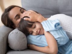 Αντί για «ηρέμησε»: Η φράση που μπορεί να βοηθήσει όταν το παιδί ξεσπά
