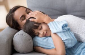 Αντί για «ηρέμησε»: Η φράση που μπορεί να βοηθήσει όταν το παιδί ξεσπά